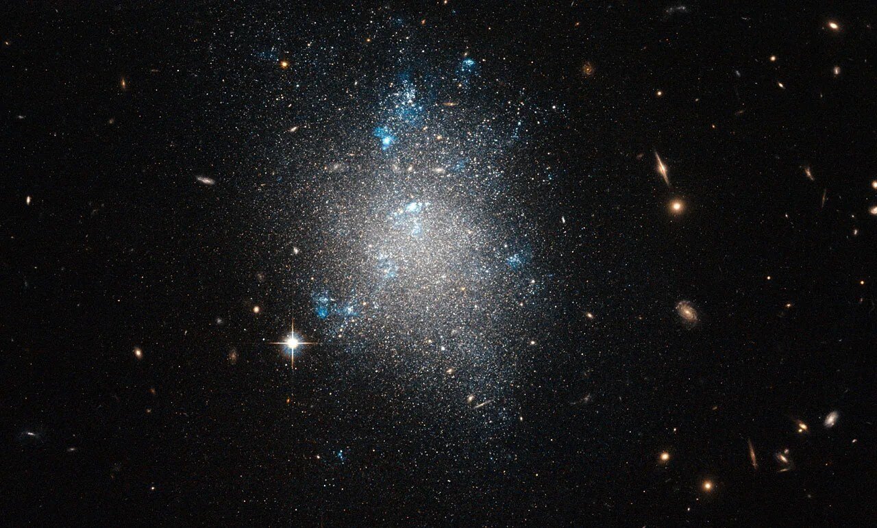 Галактика Messier 101, расположенная в созвездии Большой Медведицы. На изображении комбинация снимков, сделанных с помощью усовершенствованной камеры «Хаббла». / © ESA/Hubble & NASA