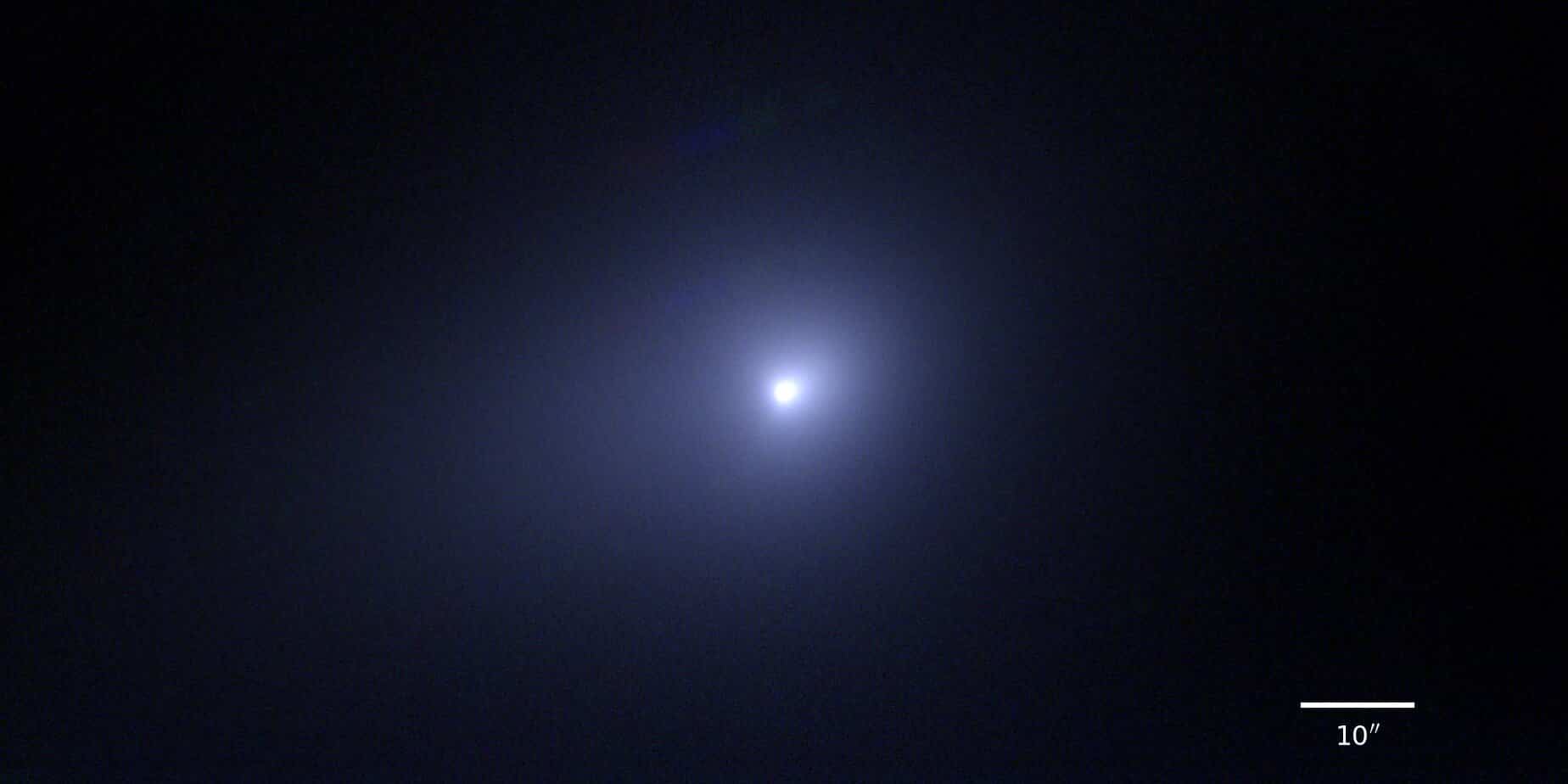 На изображении межзвездная комета 3I/ATLAS: яркая точка в центре — ядро, а размытое голубоватое облако вокруг — кома из газа и пыли, испаряющихся под нагревом Солнца. Цвета ложные и получены путем объединения трех диапазонов цвета, чтобы лучше показать структуру вещества.  / © NAOJ