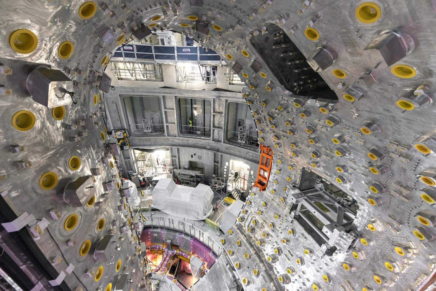 Густой «лес» из креплений внутри вакуумного корпуса ИТЭР / © ITER gallery