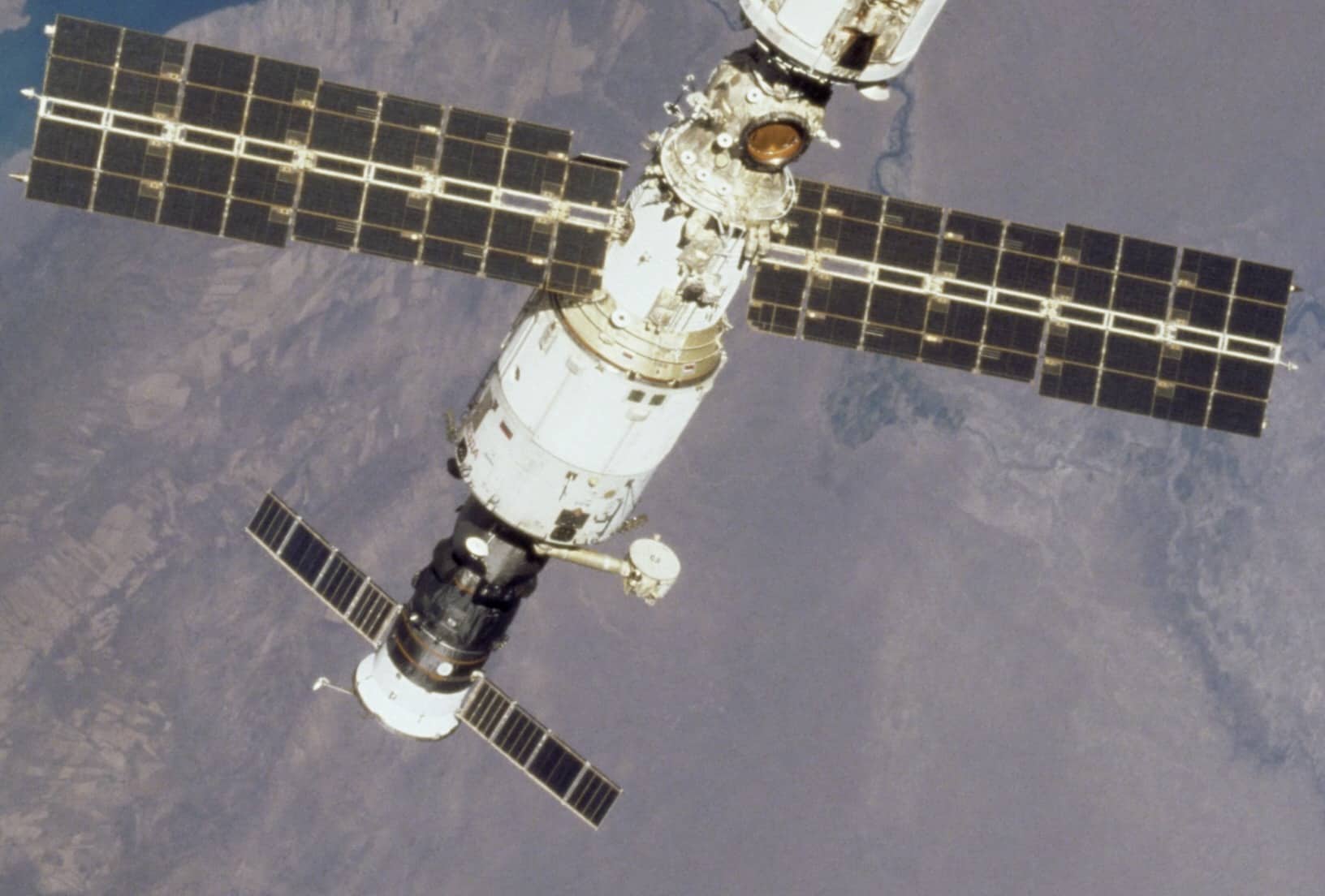 Служебный модуль «Звезда» с пристыкованным кораблем «Прогресс» / © NASA