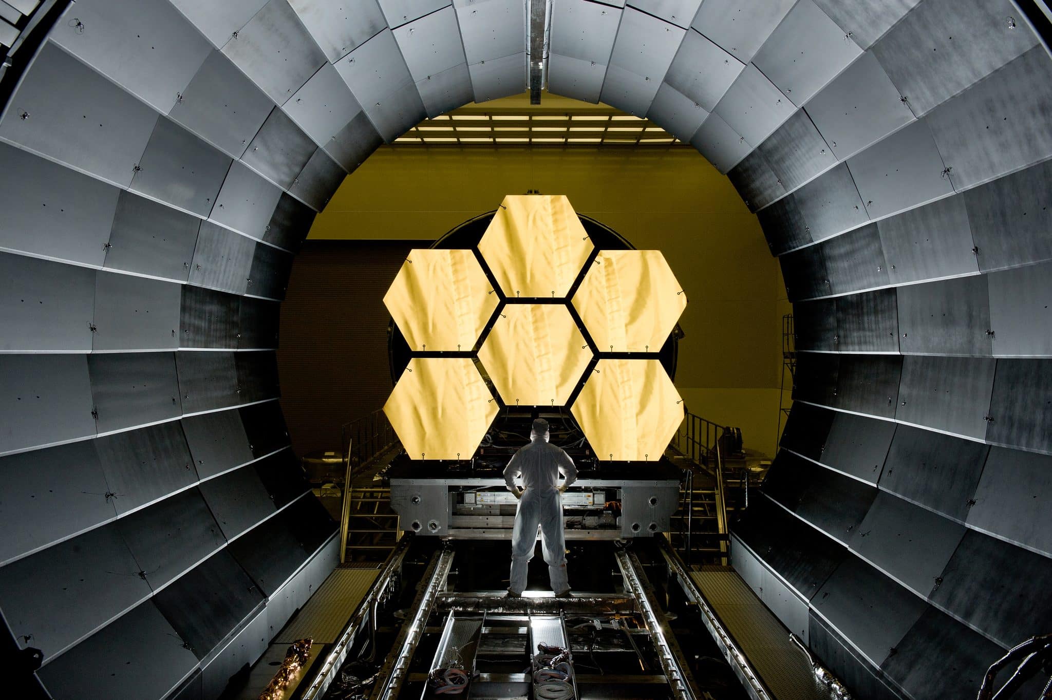 Космический телескоп «Джеймс Уэбб» (JWST), зафиксировавший «маленькие красные точки» в 2022 году / © NASA, David Higginbotham