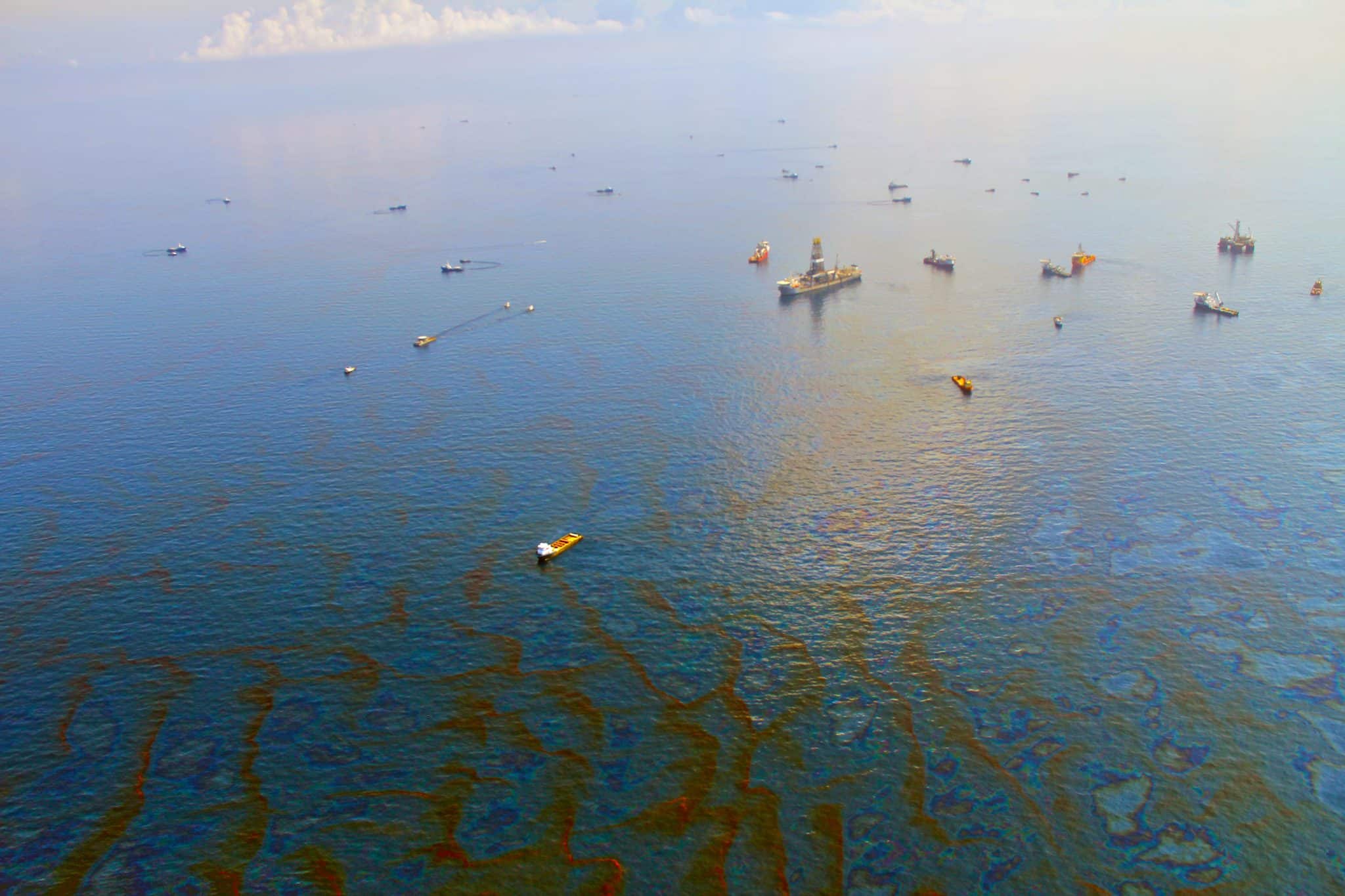 Разливы нефти в открытом море остаются одной из самых сложных экологических катастроф — но учёные продолжают разрабатывать новые способы борьбы с ними / © Green Fire Productions