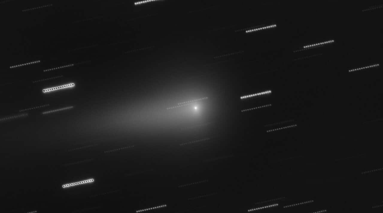 Снимок межзвездной кометы 3I/ATLAS, полученный 18 января 2026 года с помощью Очень Большого телескопа (VLT). Из-за движения объекта звезды на фоне выглядят как световые полосы. / © ESO/O. Hainaut