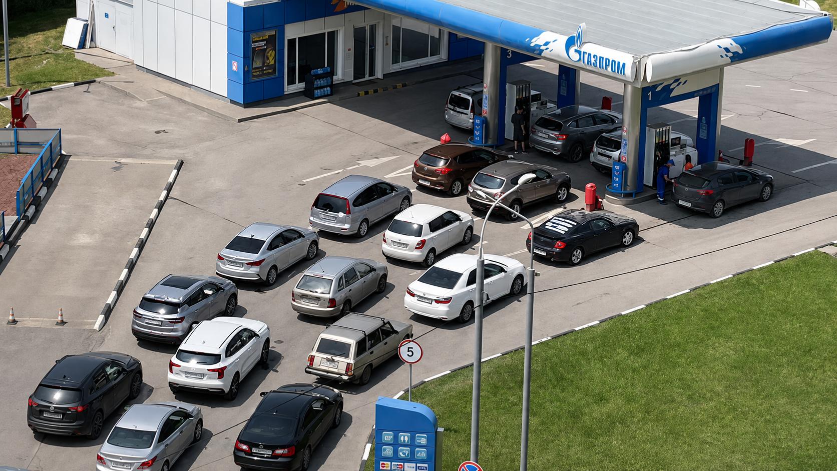 Очередь на заправках плохо совмещается с численными данными о росте продаж топлива на них на 30 процентов. В чем разгадка этого кажущегося парадокса? / © Nano Banana