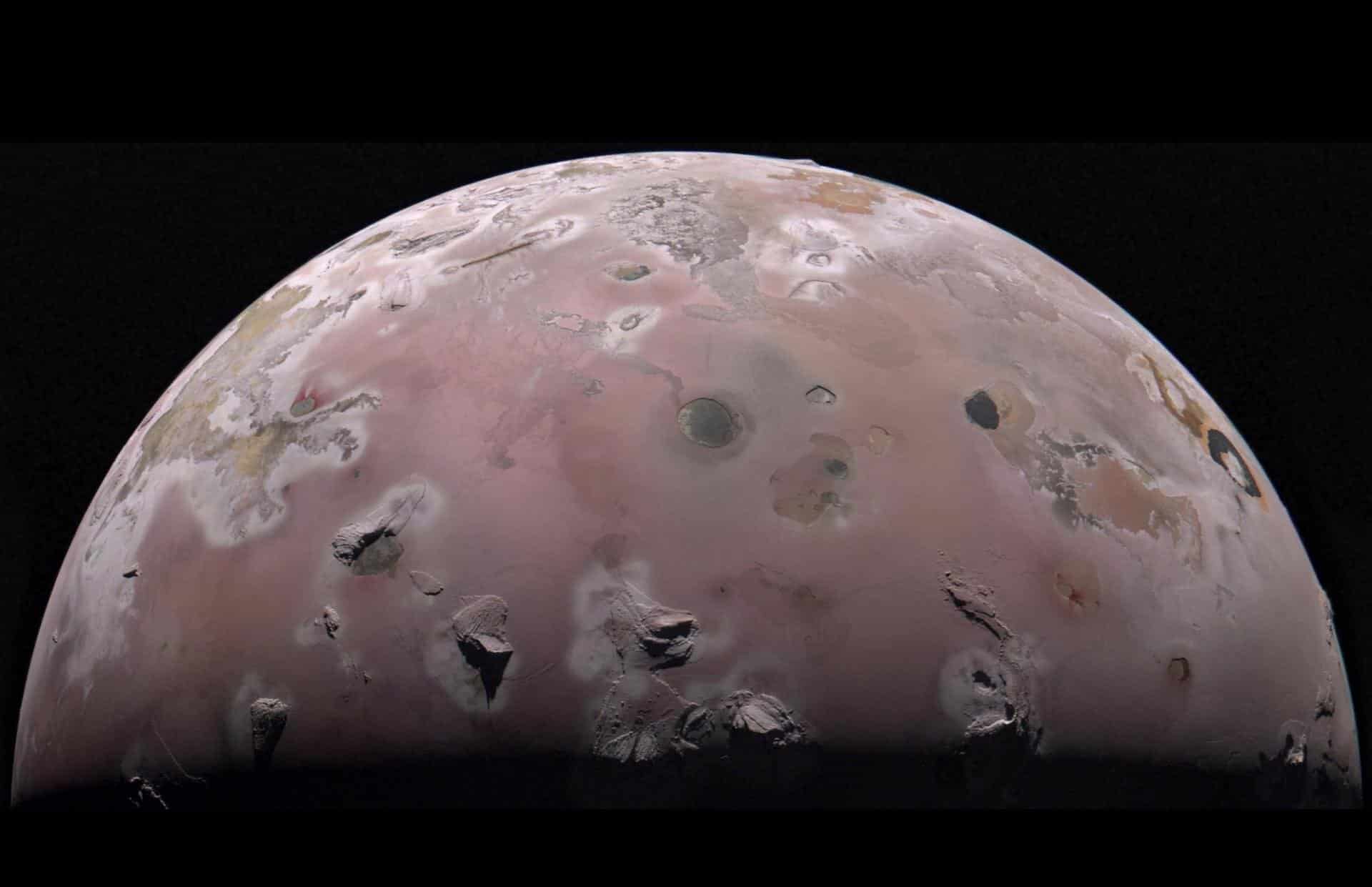 Северная полярная область спутника Юпитера Ио в объективе зонда NASA «Юнона» во время 57-го близкого облета газового гиганта 30 декабря 2023 года / © NASA/JPL-Caltech/SwRI/MSSS/Gerald Eichstädt