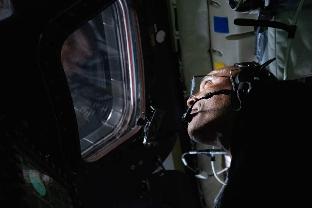 Виктор Гловер на борту космического корабля Orion во время пролетной миссии к Луне / © NASA