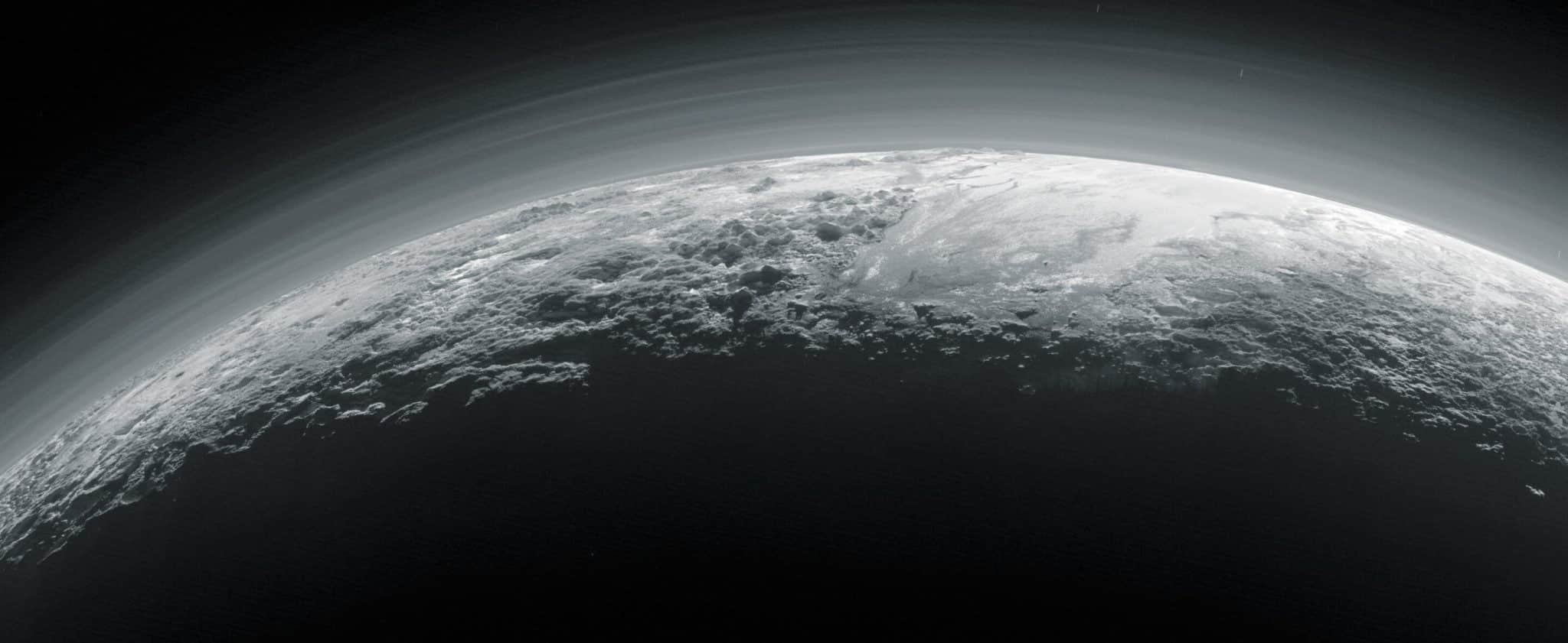 Слои дымки на Плутоне в объективе космического аппарата New Horizons в 2016 году / © NASA/JHUAPL/SwRI