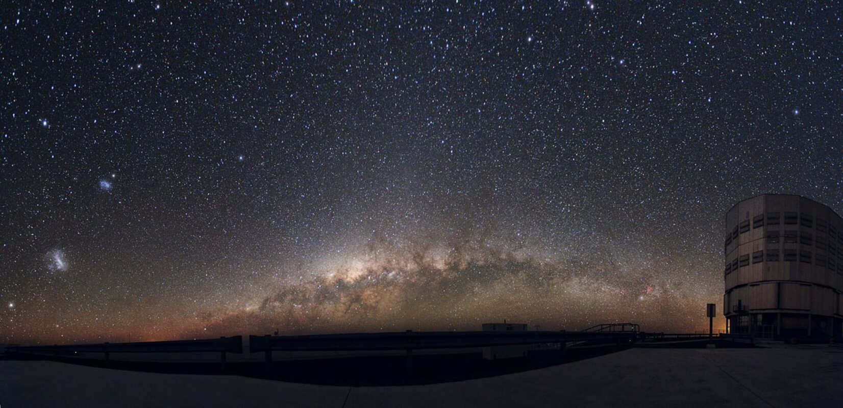 Млечный Путь и Магеллановы Облака / © ESO/Y. Beletsky